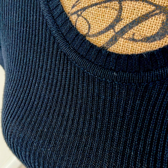 Women’s black sweater. - Picture 2 of 6